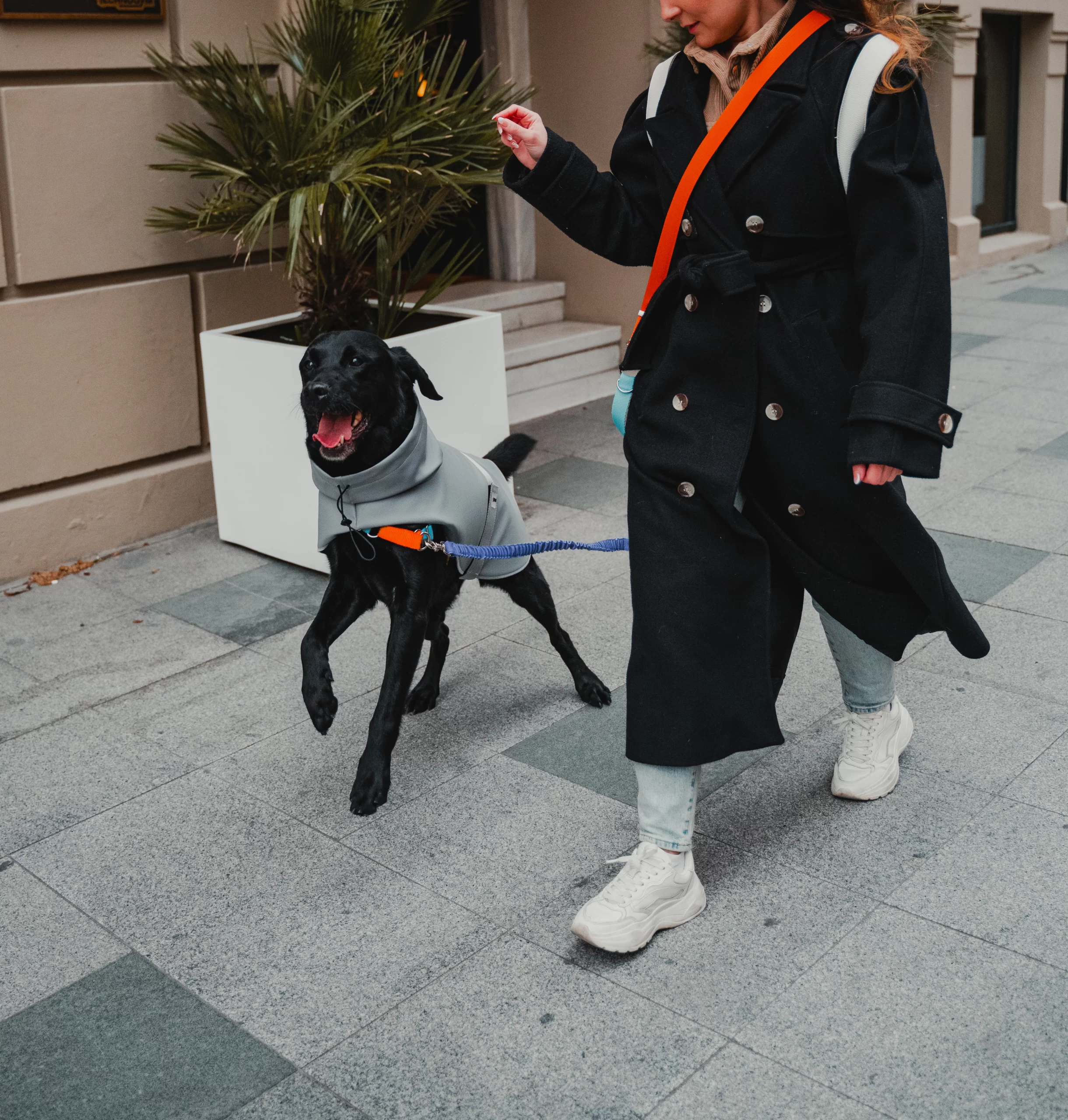 Grey raincoat. Rroba për mbrotje nga shiu - Figura 3